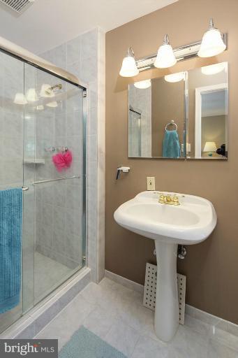 6016 Commack Court Springfield, VA 22152 - Photo 12 of 27 Bath (Master)