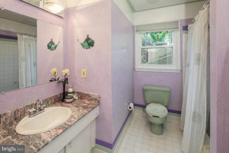6016 Commack Court Springfield, VA 22152 - Photo 15 of 27 Bath