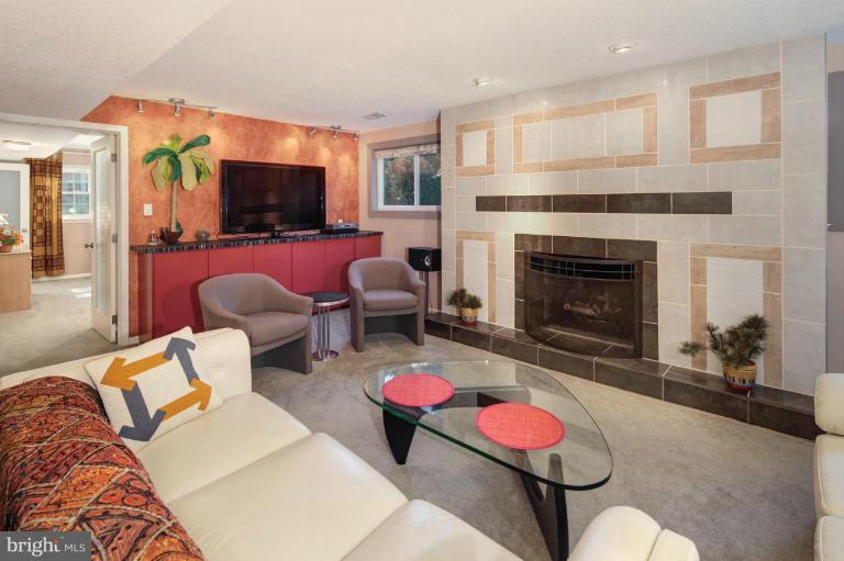 6016 Commack Court Springfield, VA 22152 - Photo 17 of 27 Family Room