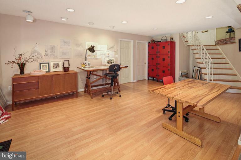 6016 Commack Court Springfield, VA 22152 - Photo 19 of 27 Family Room