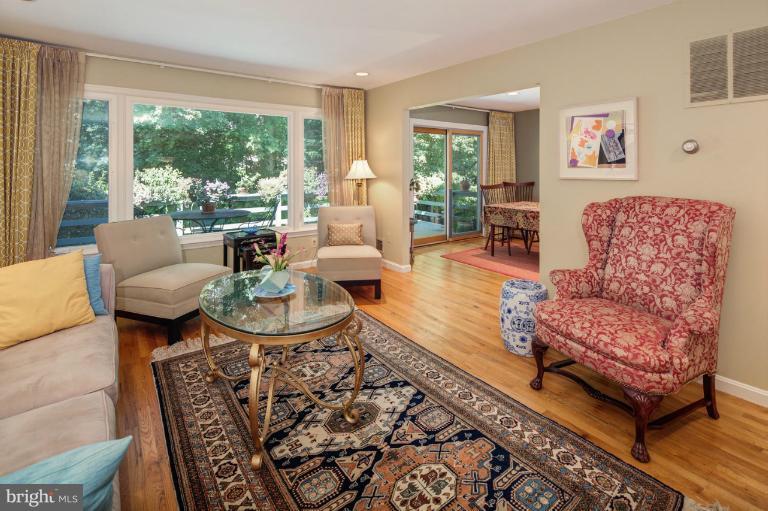6016 Commack Court Springfield, VA 22152 - Photo 3 of 27 Living Room