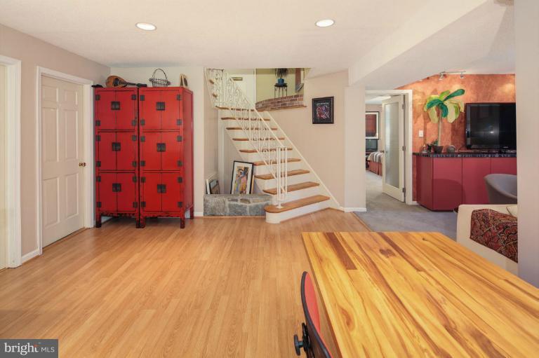 6016 Commack Court Springfield, VA 22152 - Photo 21 of 27 Family Room