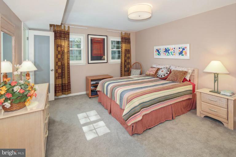 6016 Commack Court Springfield, VA 22152 - Photo 23 of 27 Bedroom