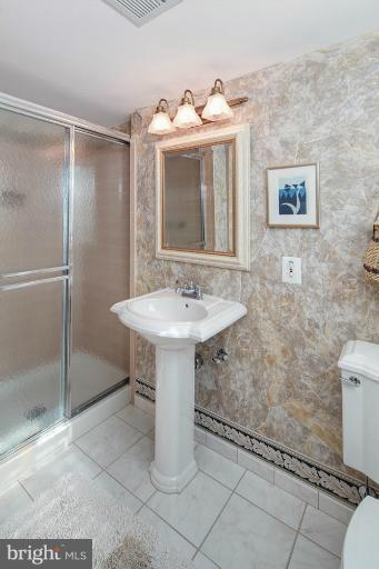 6016 Commack Court Springfield, VA 22152 - Photo 25 of 27 Bath