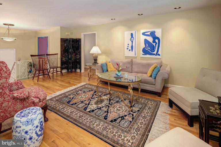 6016 Commack Court Springfield, VA 22152 - Photo 4 of 27 Living Room
