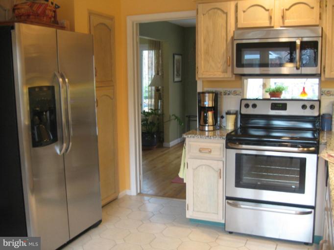 6016 Commack Court Springfield, VA 22152 - Photo 7 of 27 kitchen with new appliances