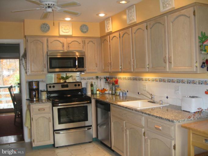 6016 Commack Court Springfield, VA 22152 - Photo 8 of 27 Kitchen