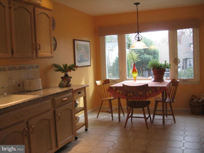 6016 Commack Court Springfield, VA 22152 - Photo 9 of 27 Eat-in Area of Kitchen