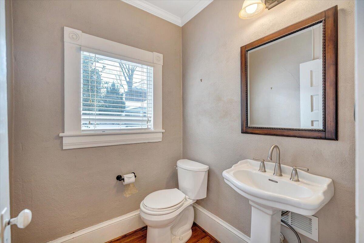 518 Walnut Avenue Southwest Roanoke, VA 24016 - Photo 12 of 42 26-MIB04588