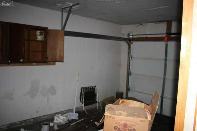 2730 East Pierson Road Flint, MI 48506 - Photo 7 of 16 21194711-6.JPG