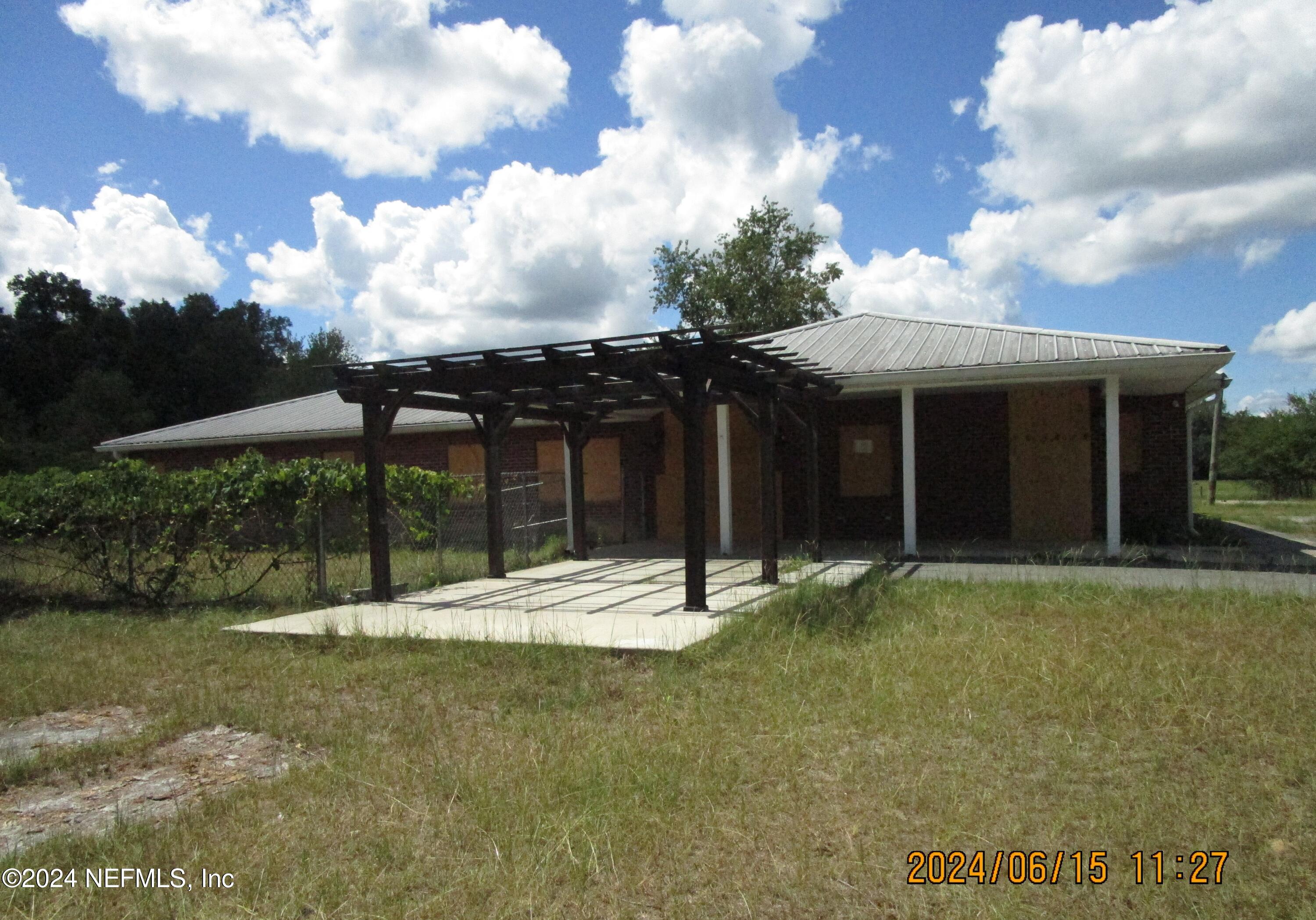 9302 Holden Park Road Hawthorne, FL 32640 - Photo 1 of 15 front of home