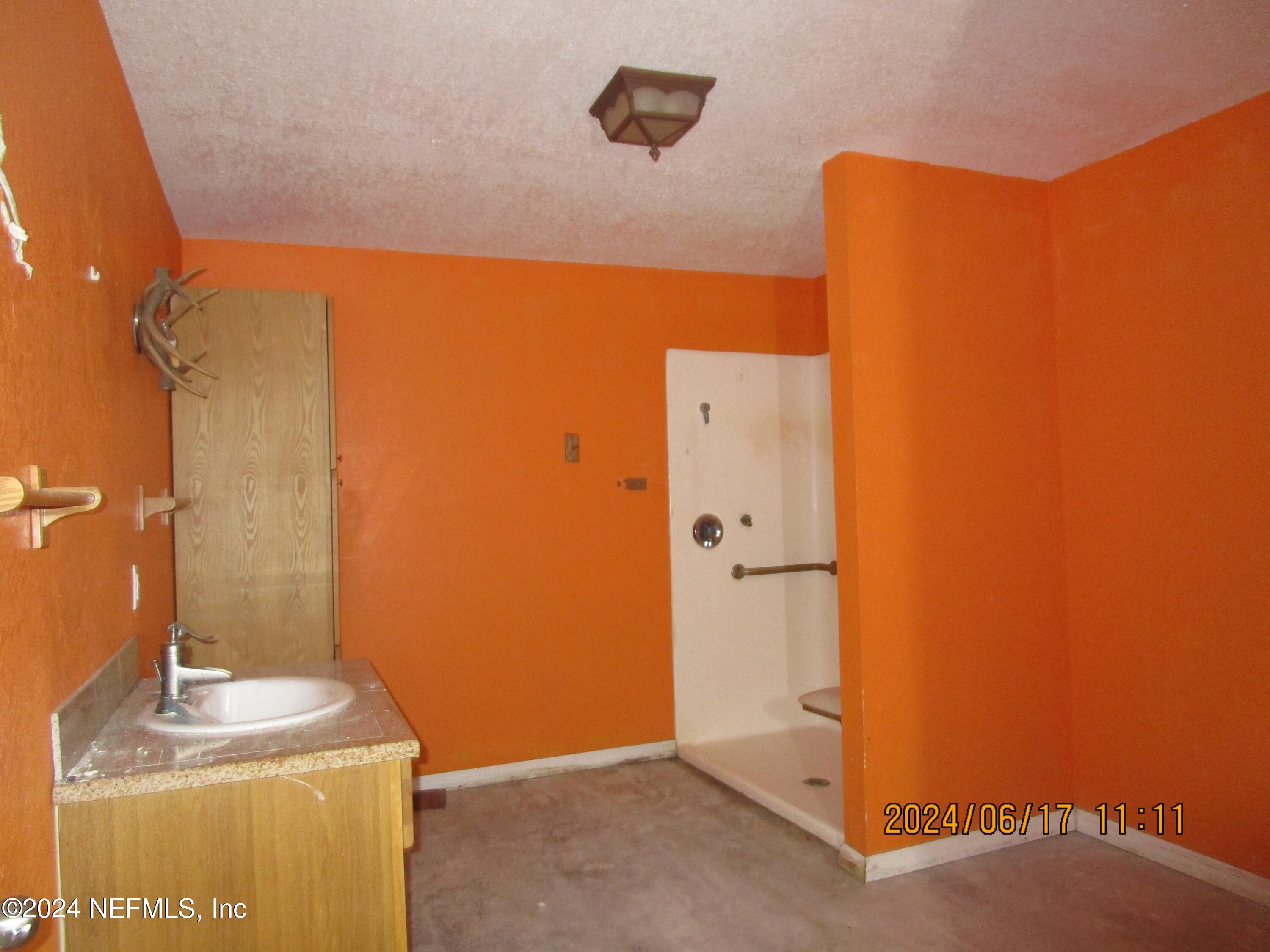 9302 Holden Park Road Hawthorne, FL 32640 - Photo 11 of 15 9302 Holden Park - bath 1