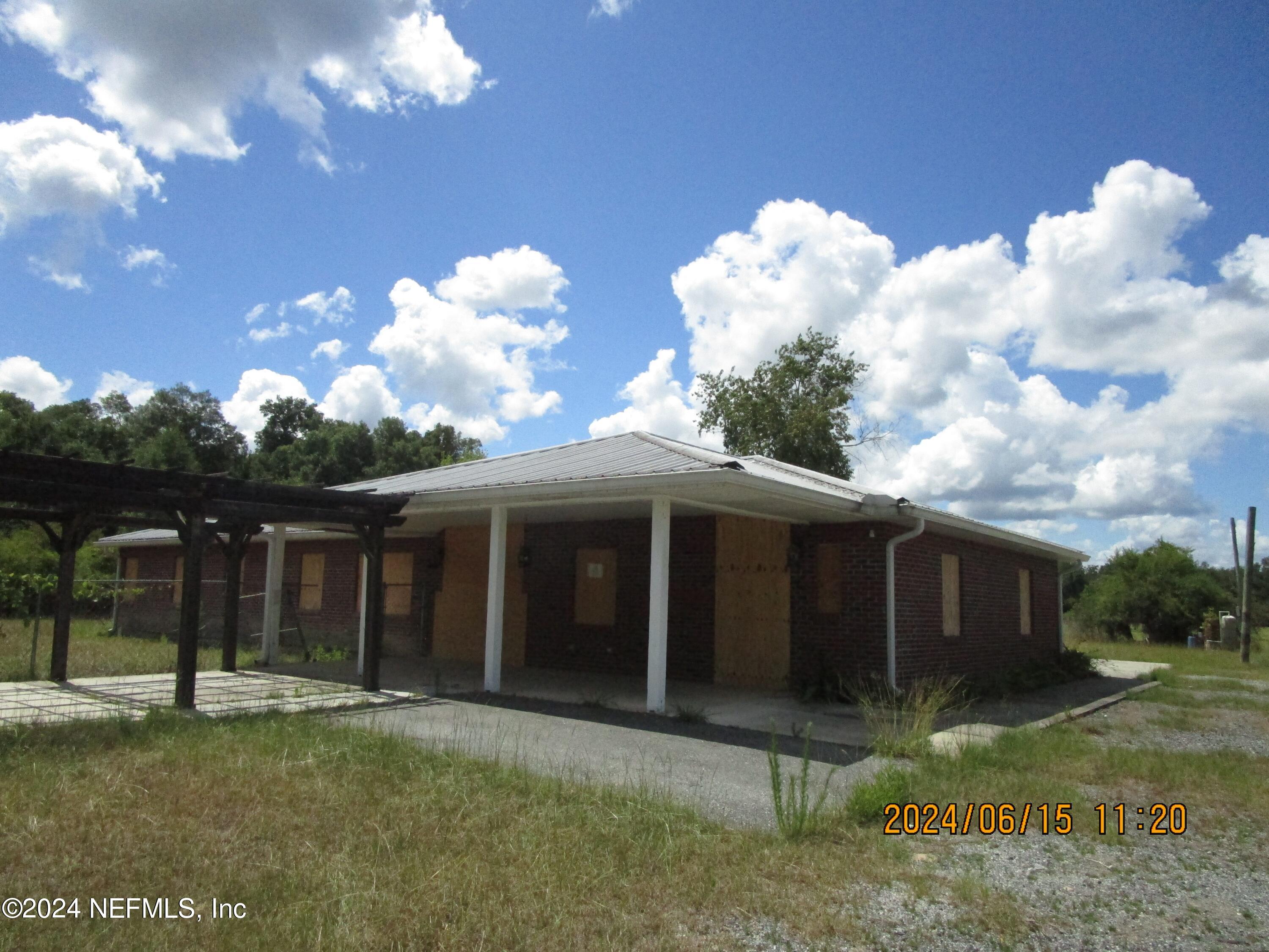 9302 Holden Park Road Hawthorne, FL 32640 - Photo 3 of 15 9302 Holden Park - front right view
