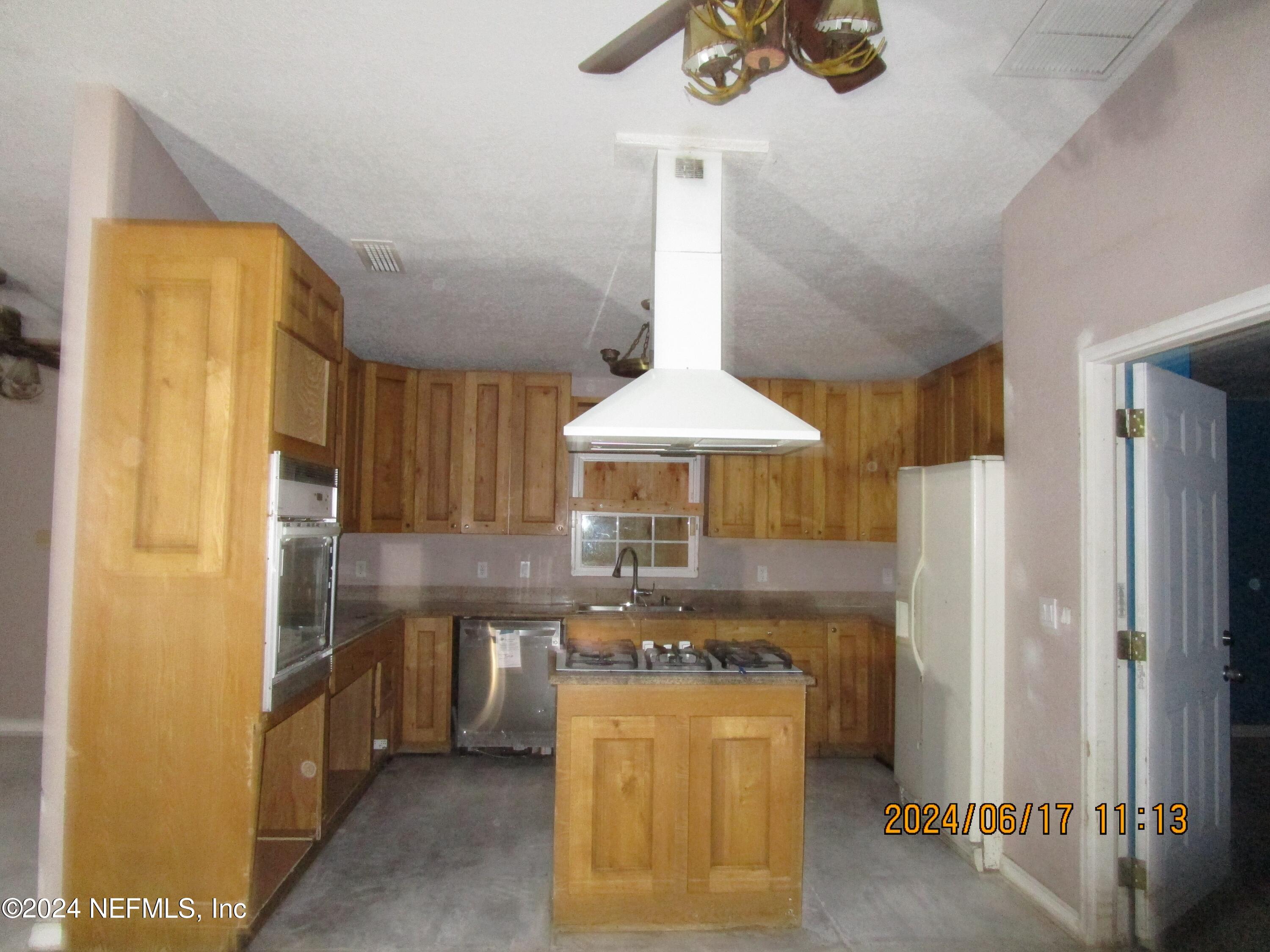 9302 Holden Park Road Hawthorne, FL 32640 - Photo 4 of 15 9302 Holden Park - kitchen
