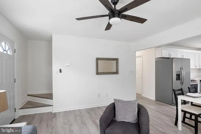 a view of a livingroom with a workspace