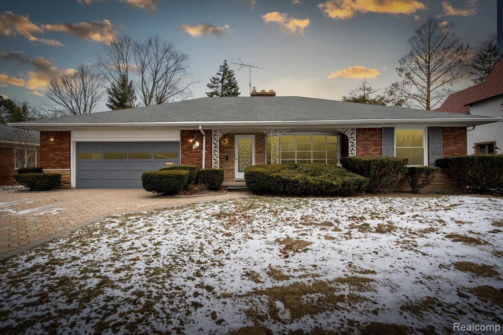 44 Roslyn Road Grosse Pointe Shores, MI 48236 - Photo 1 of 38