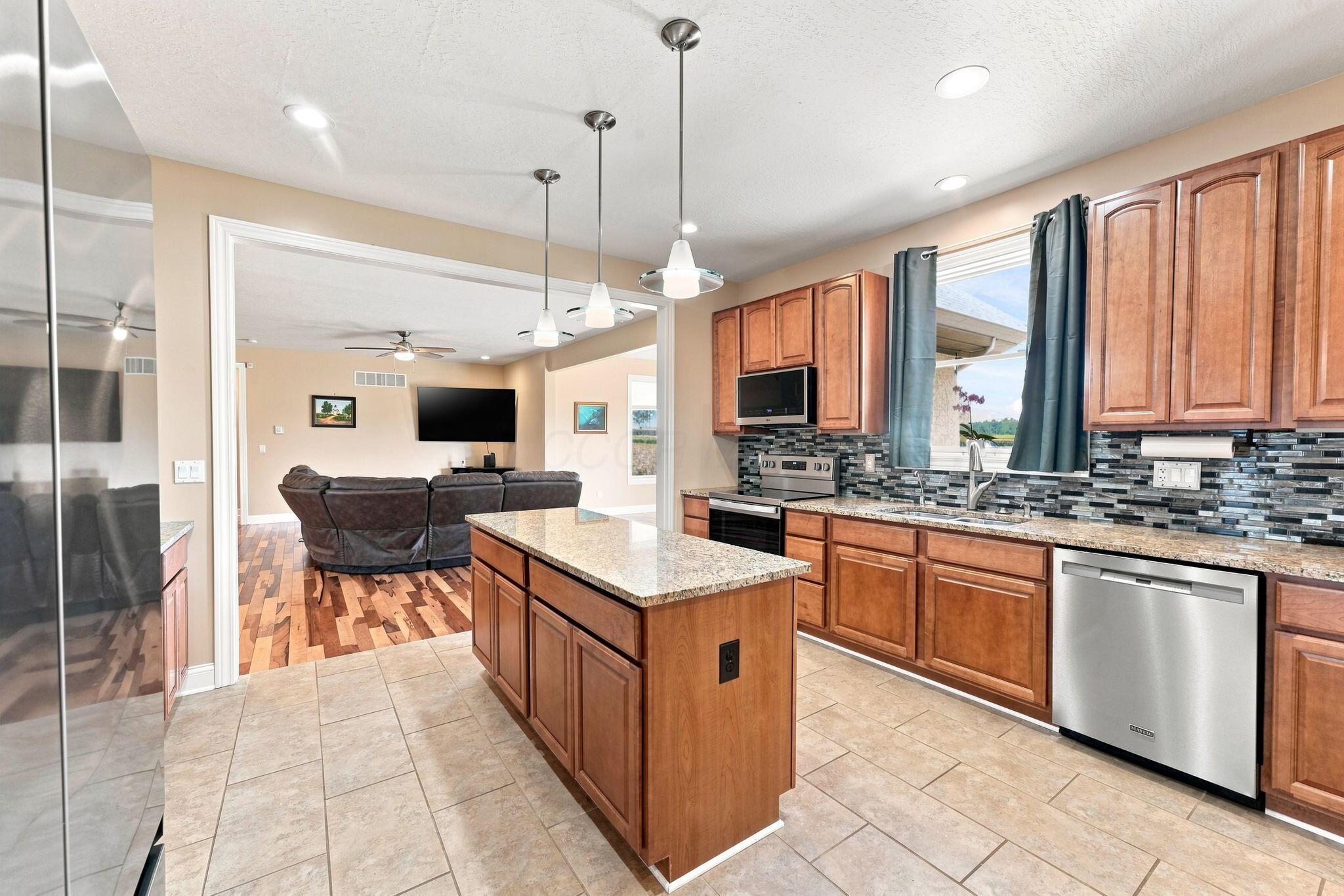 6548 Basil Western Road Northwest Carroll, OH 43112 - Photo 20 of 107 Kitchen with island
