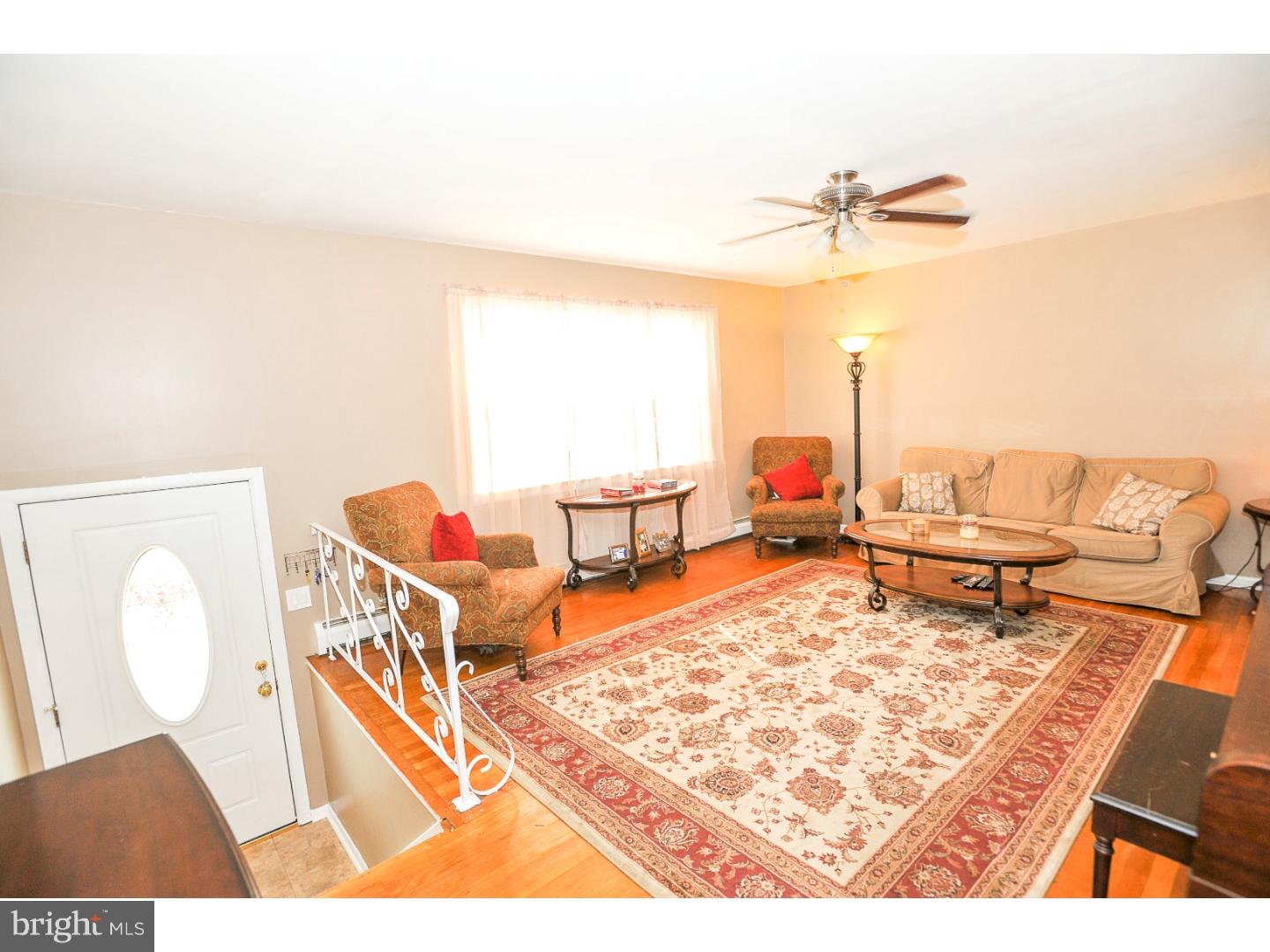 3411 Brookview Road Philadelphia, PA 19154 - Photo 3 of 25 Living Room