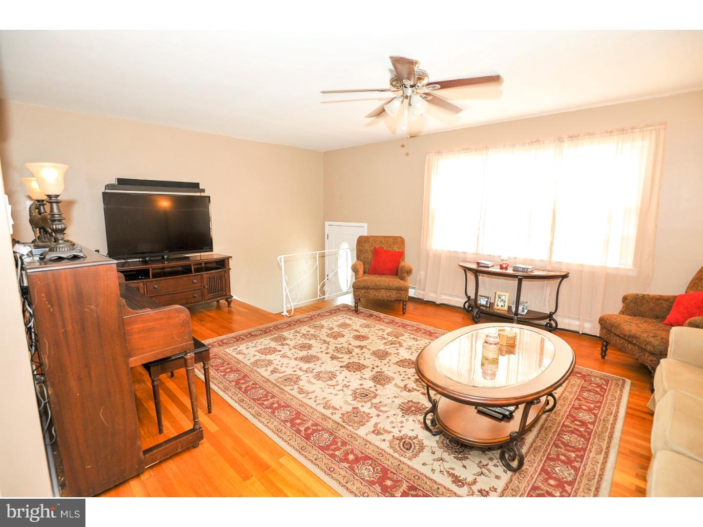 3411 Brookview Road Philadelphia, PA 19154 - Photo 4 of 25 Living Room
