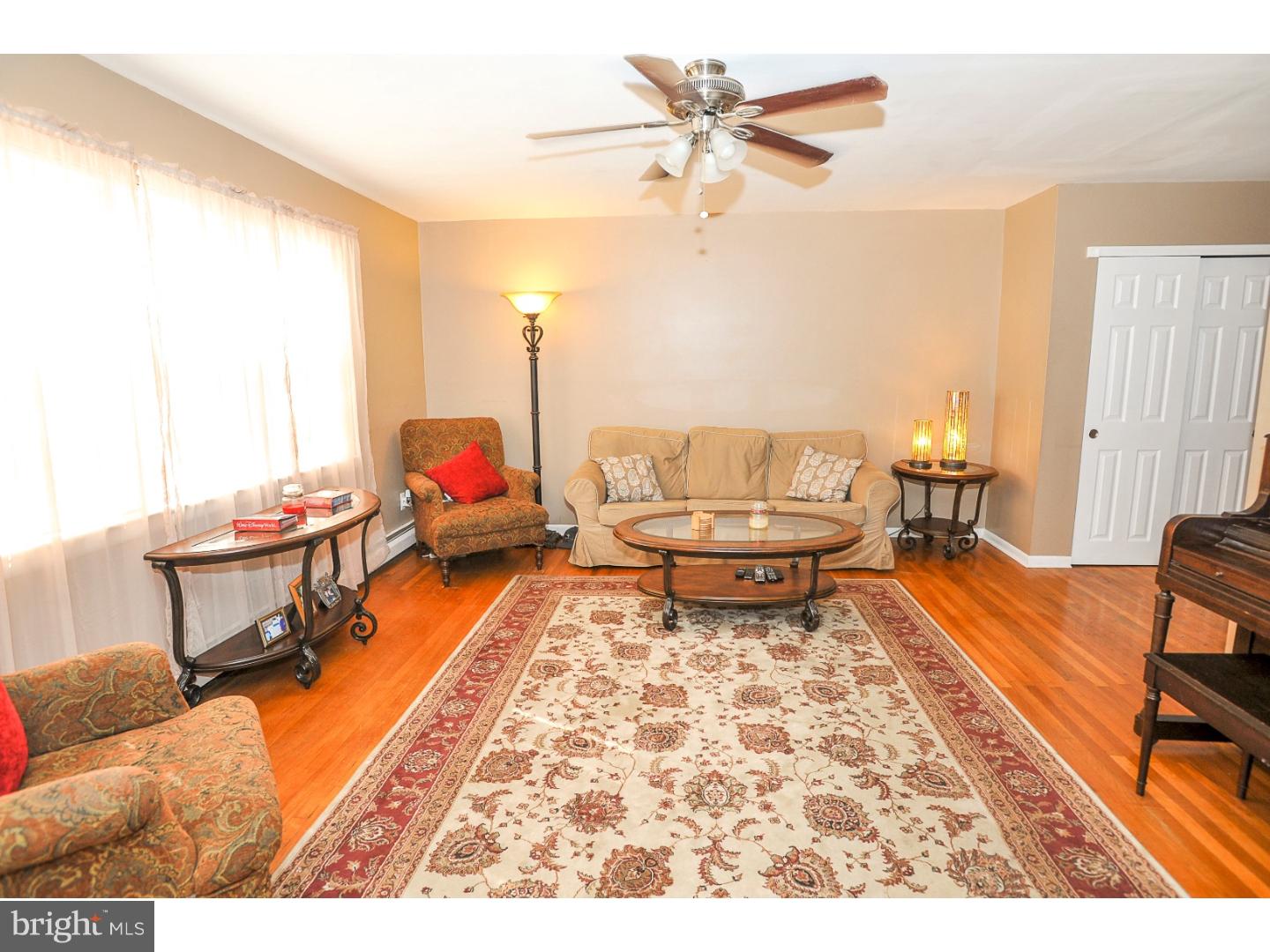 3411 Brookview Road Philadelphia, PA 19154 - Photo 5 of 25 Living Room