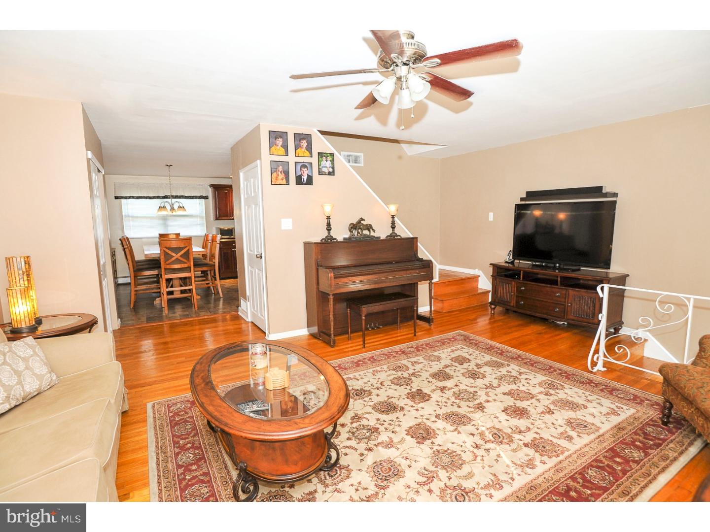 3411 Brookview Road Philadelphia, PA 19154 - Photo 6 of 25 Living Room