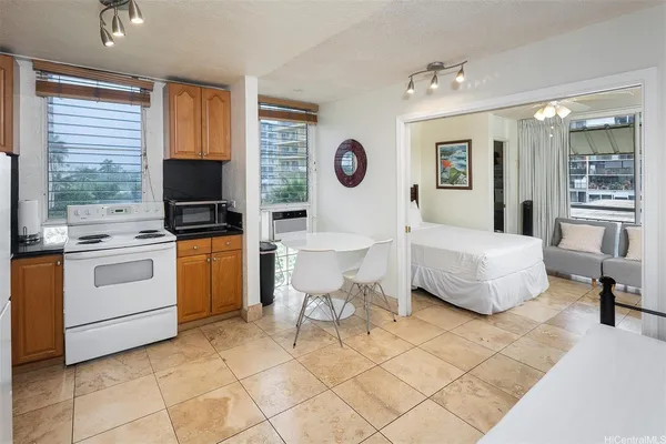 $2,000 | 240 Liliʻuokalani Avenue, Unit 401, Honolulu, HI 96815