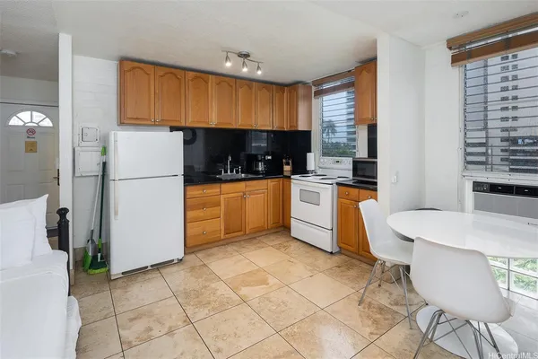 $2,000 | 240 Liliʻuokalani Avenue, Unit 401, Honolulu, HI 96815
