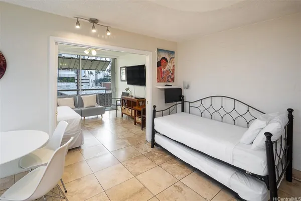 $2,000 | 240 Liliʻuokalani Avenue, Unit 401, Honolulu, HI 96815