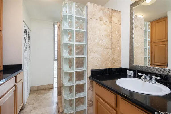 $2,000 | 240 Liliʻuokalani Avenue, Unit 401, Honolulu, HI 96815