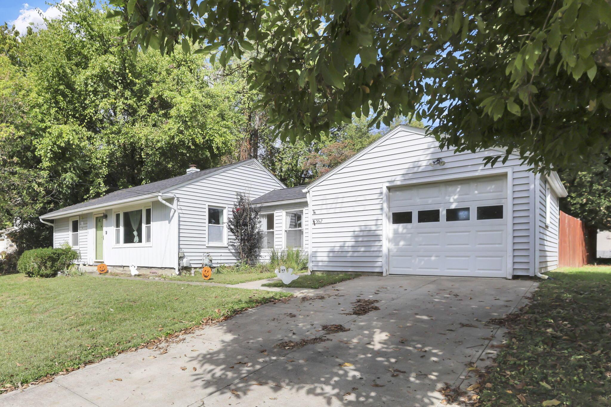 562 Jutlew Road Newark, OH 43055 - Photo 3 of 33 3-web-or-mls-939A1858 - Copy
