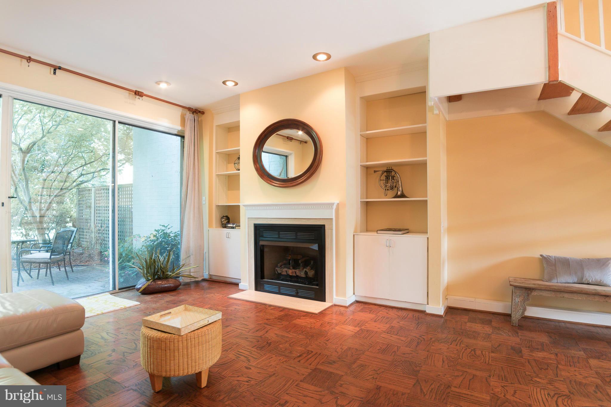 11432 Orchard Lane Reston, VA 20190 - Photo 6 of 30 Living Room