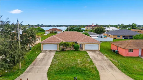a view of a house with a yard