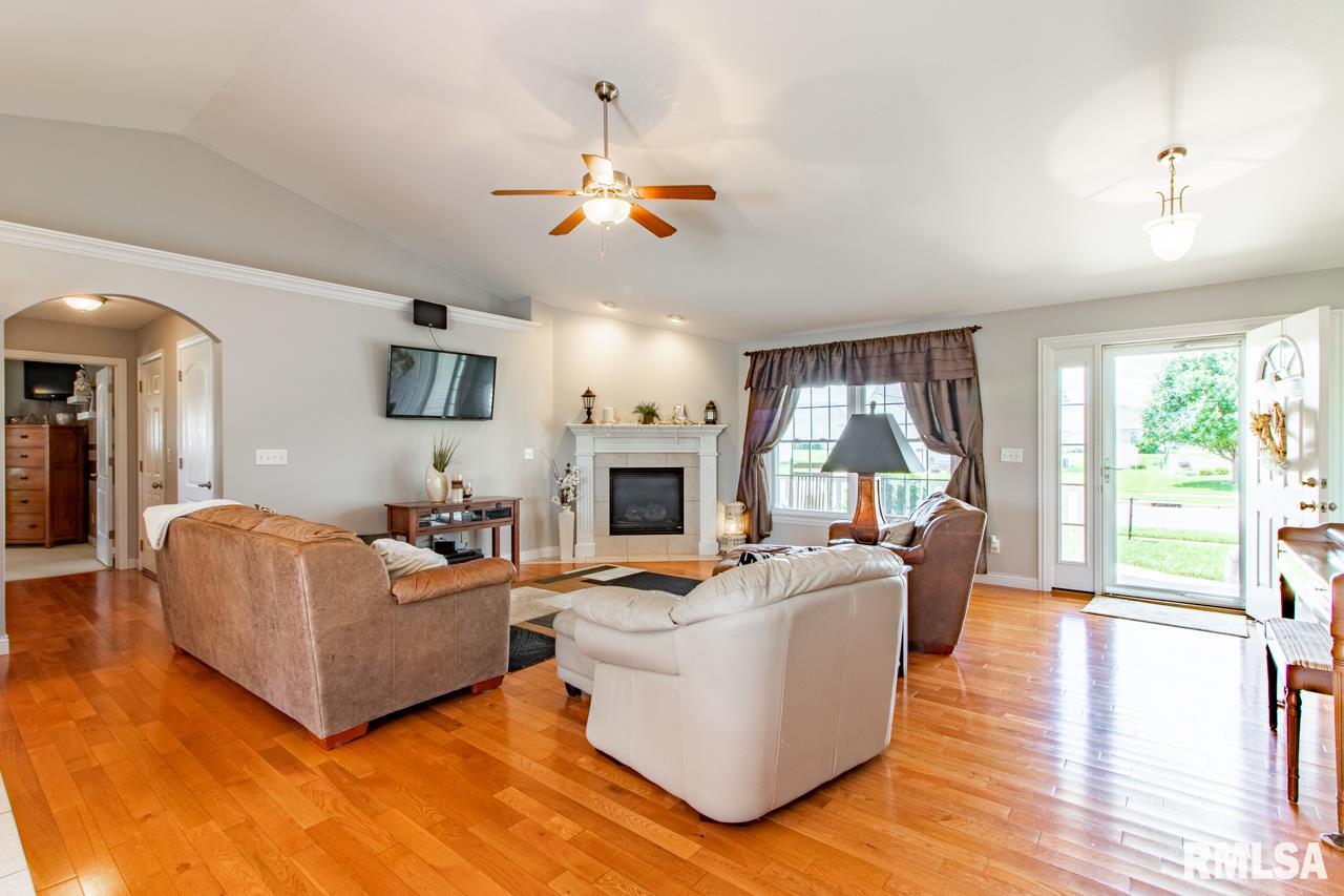 1421 Santa Fe Road Washington, IL 61571 - Photo 10 of 36 Gallery Image 10