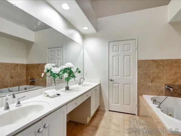 $4,800 | 8641 Via Mallorca, Unit F, La Jolla, CA 92037