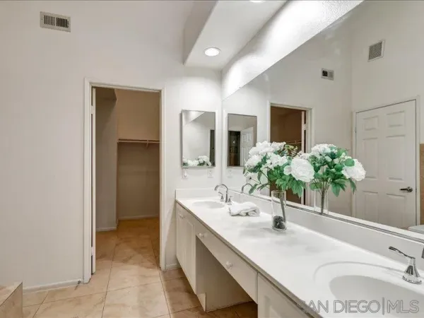$4,800 | 8641 Via Mallorca, Unit F, La Jolla, CA 92037