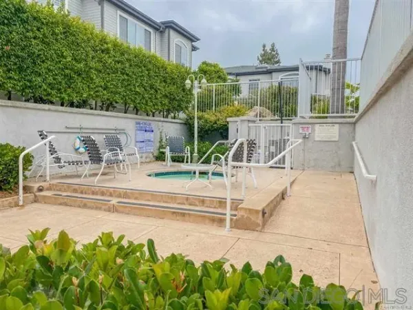 $4,800 | 8641 Via Mallorca, Unit F, La Jolla, CA 92037