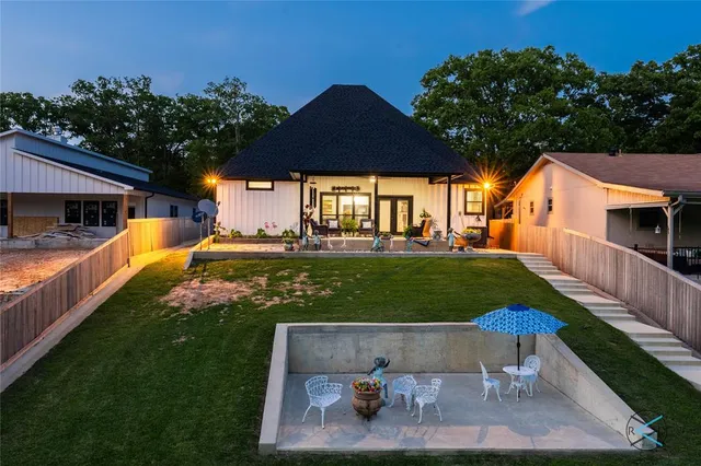 a view of a house with a yard