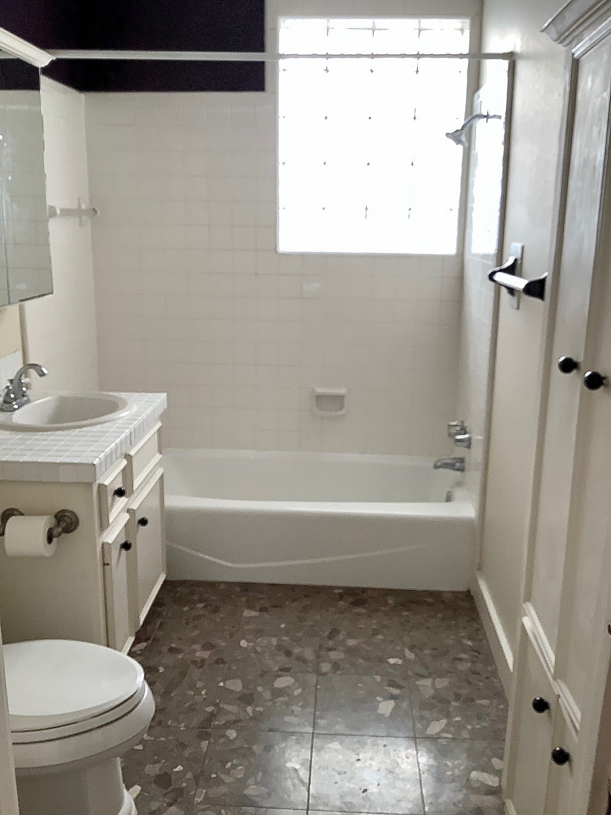 1322 Harvard Street Houston, TX 77008 - Photo 12 of 19 Hallway bathroom with shower/tub. Both bedroom have good closet space.