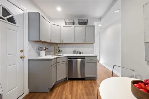 $149,900 | 3806 West Belle Plaine Avenue, Unit G, Chicago, IL 60618