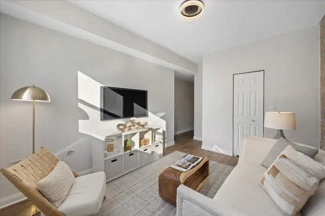 $149,900 | 3806 West Belle Plaine Avenue, Unit G, Chicago, IL 60618