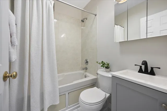 $149,900 | 3806 West Belle Plaine Avenue, Unit G, Chicago, IL 60618