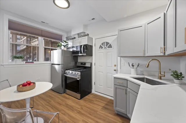 $149,900 | 3806 West Belle Plaine Avenue, Unit G, Chicago, IL 60618