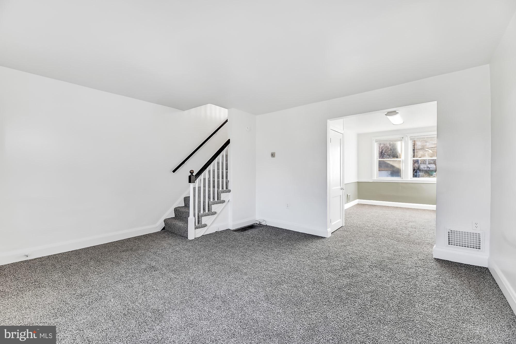 225 West Edgevale Road Baltimore, MD 21225 - Photo 4 of 25 Large living room