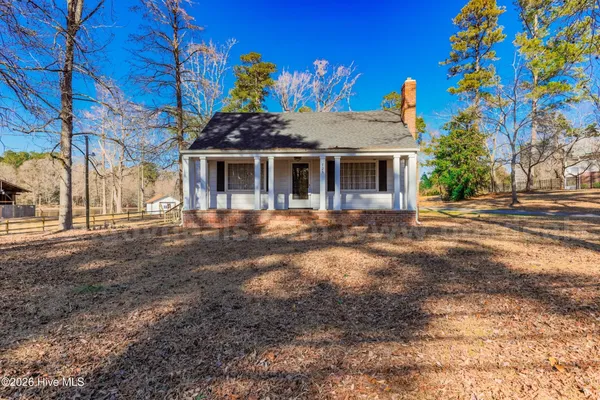 $230,000 | 725 East Southerland Street, Wallace, NC 28466