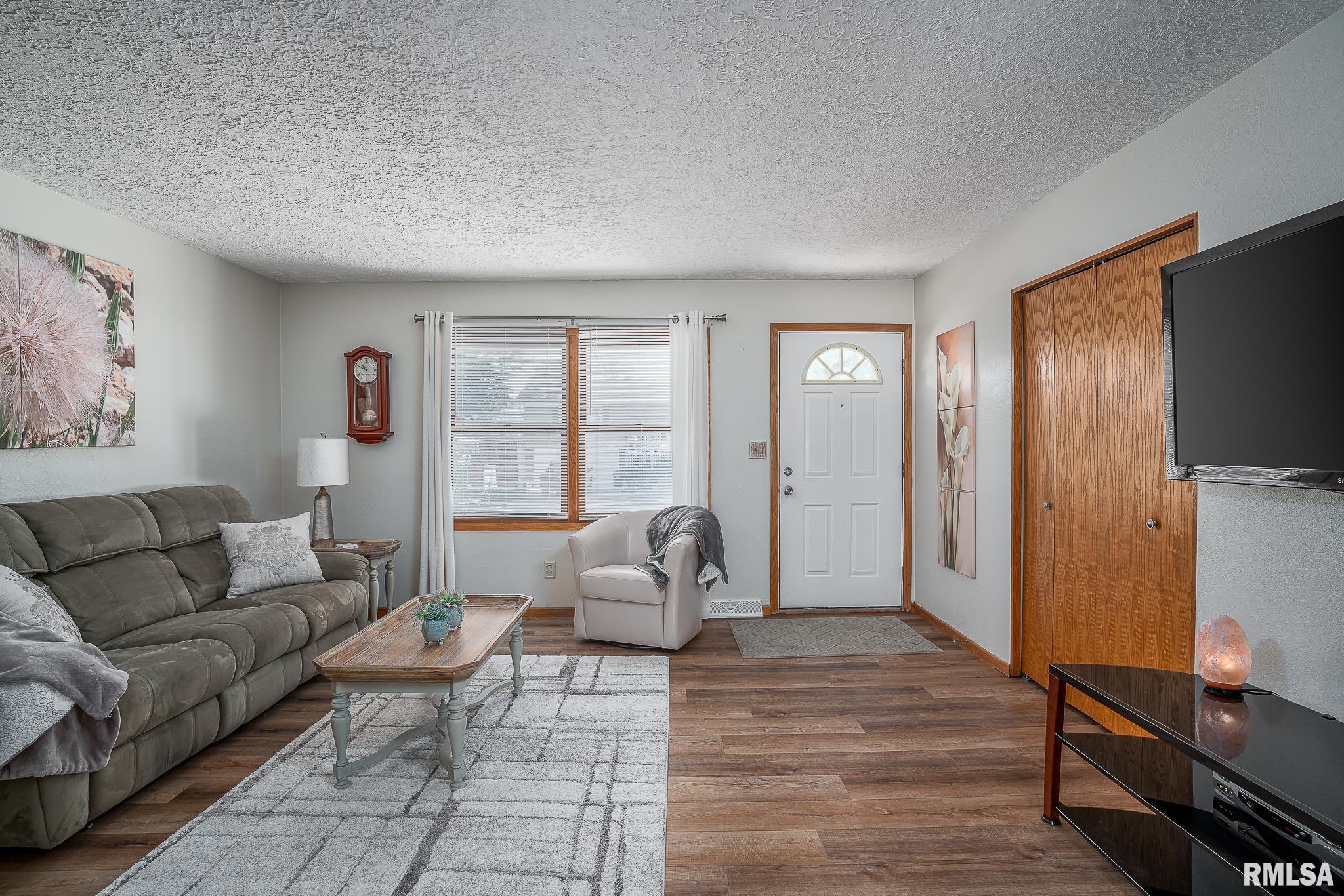 208 Westerfield Road Davenport, IA 52806 - Photo 4 of 22 Gallery Image 4