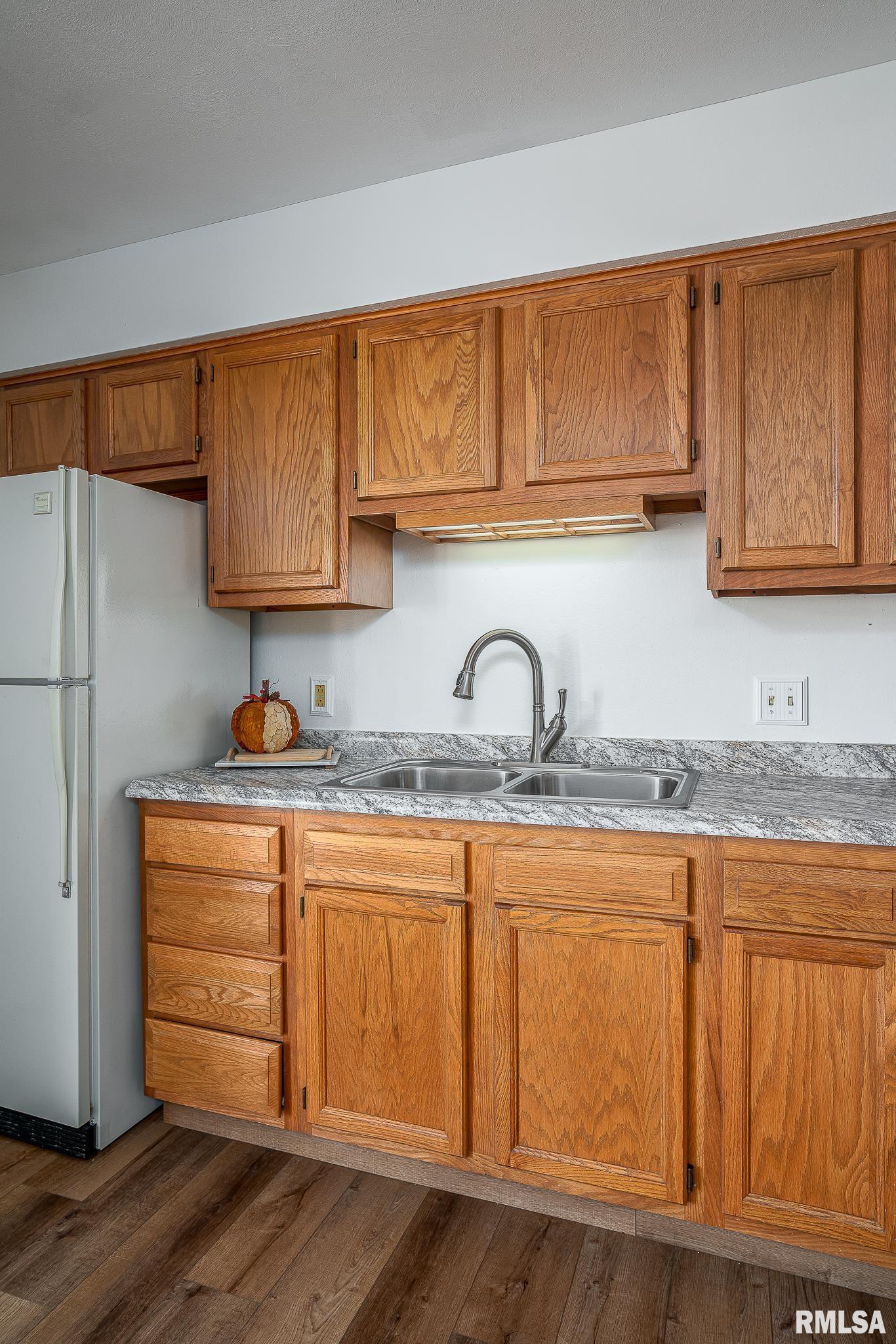 208 Westerfield Road Davenport, IA 52806 - Photo 8 of 22 Gallery Image 8