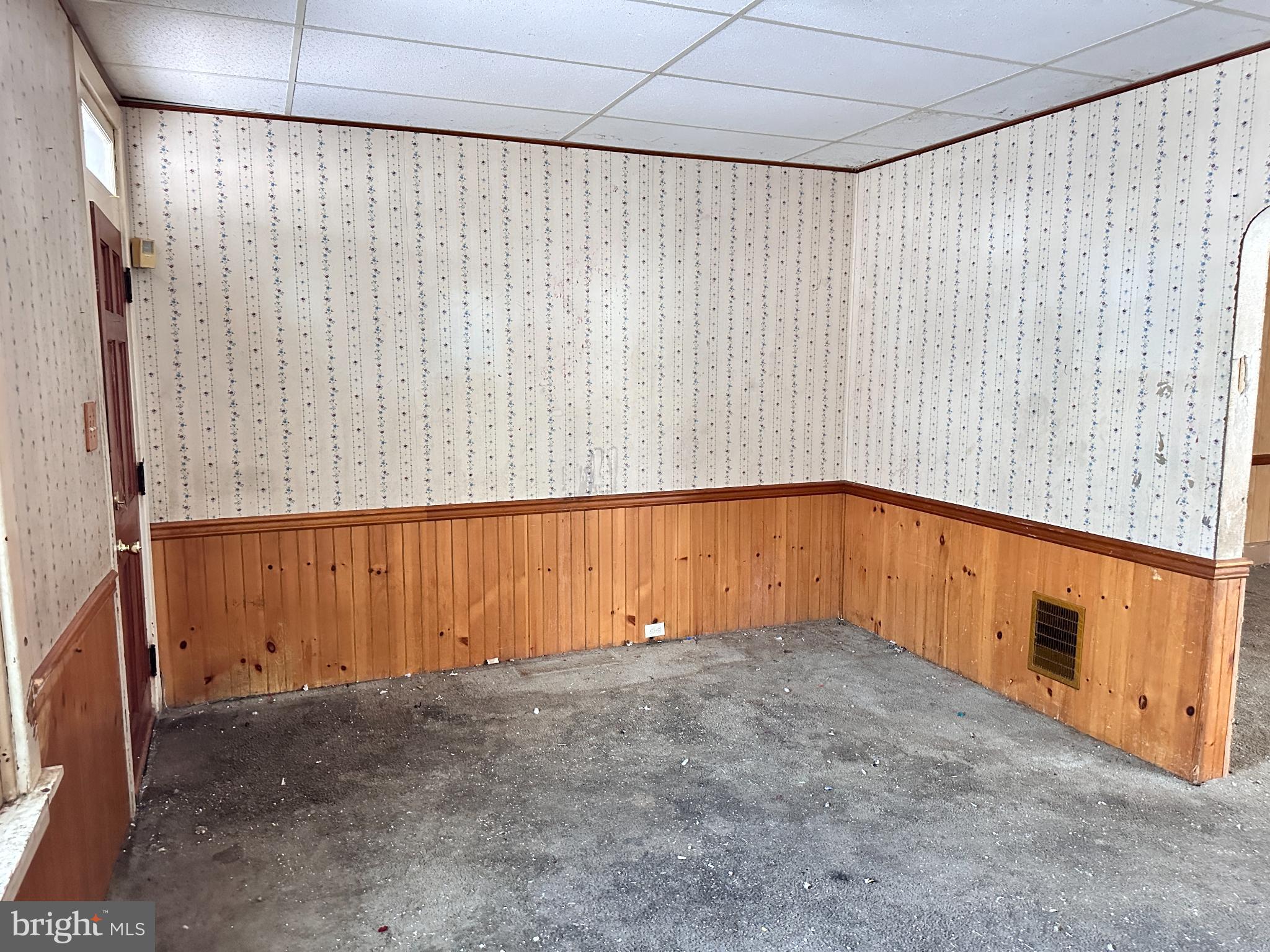 313 Park Avenue Lebanon, PA 17042 - Photo 5 of 22 a view of an empty room with a window