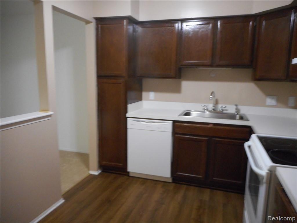 24123 Evergreen Road, Unit 25 Southfield, MI 48075 - Photo 5 of 12 DSCN0785.JPG