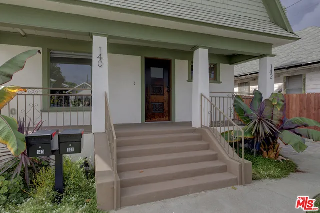a view of entryway front of house