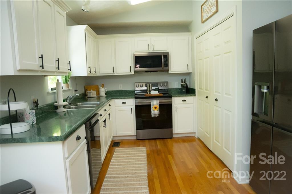4424 Bridges View Road Morganton, NC 28655 - Photo 10 of 28 Gallery Image 10